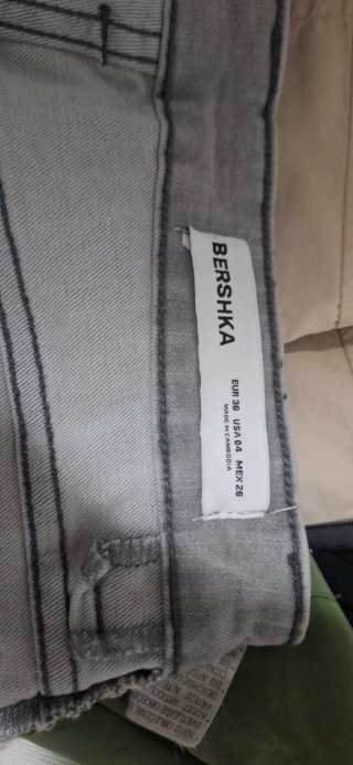 Pantalón vaquero Bershka gris desgastado
