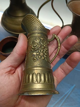 Lote de 4 pequeñas jarras ánforas de latón decorativas