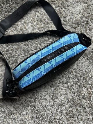 Bolso bandolera Lacoste azul y negro