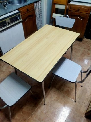 Mesa de madera y metal