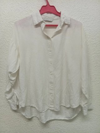 2 Camisas: Stradivarius Blanca + Kiabi Animal Prin