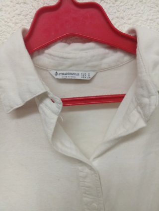 2 Camisas: Stradivarius Blanca + Kiabi Animal Prin