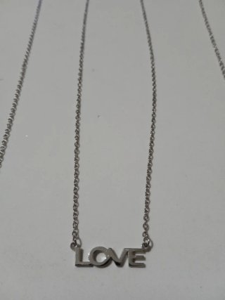 Collana colore argento acciaio con scritta AMORE