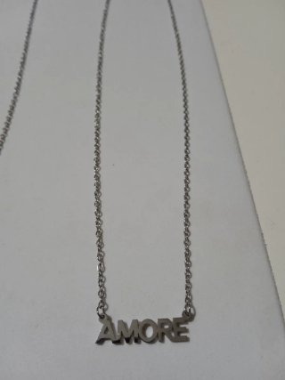 Collana colore argento acciaio con scritta AMORE