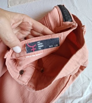 Pantaloni rosa pesca