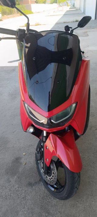 Yamaha Nmax 125 Scooter Rojo y Negro