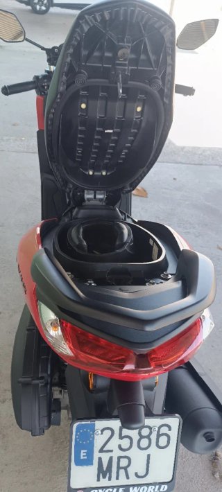 Yamaha Nmax 125 Scooter Rojo y Negro