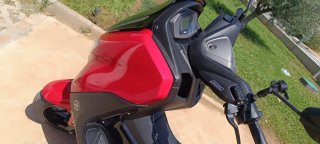 Yamaha Nmax 125 Scooter Rojo y Negro