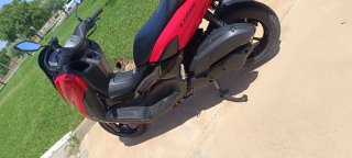 Yamaha Nmax 125 Scooter Rojo y Negro