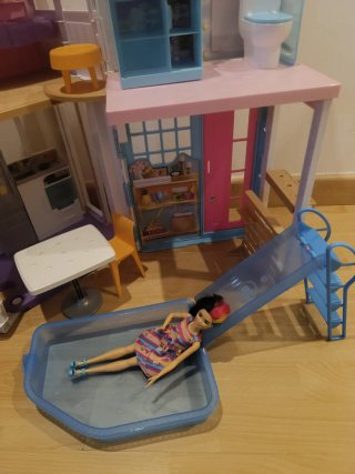 Casa Barbie con piscina y tobogán