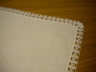 CENTROTAVOLA RICAMATO A MANO-30X41,5 cm