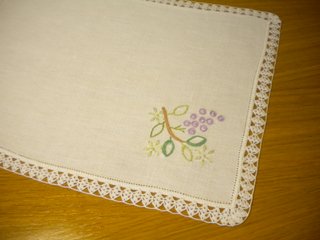 CENTROTAVOLA RICAMATO A MANO-30X41,5 cm