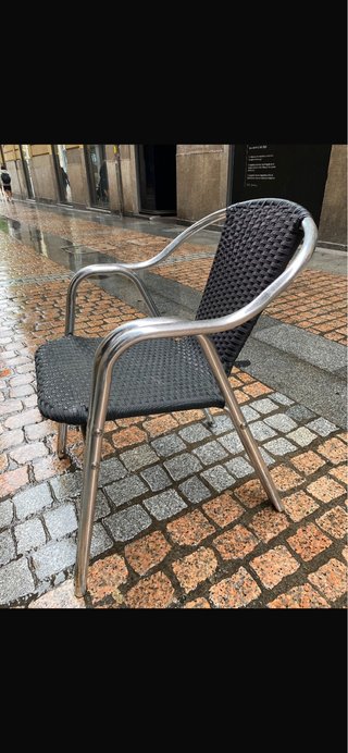 Silla de exterior metálica y mimbre