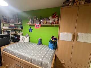 Dormitorio de calidad con armario y escritorio