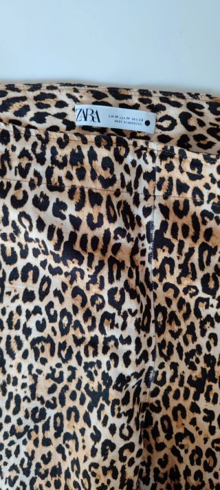 Pantalón pitillo estampado animal print