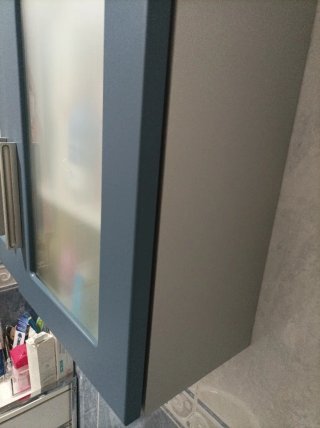 Armario de pared con puertas de cristal esmerilado