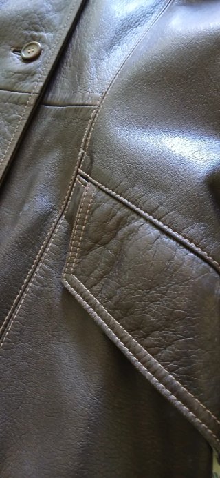 Chaqueta de piel marrón entallada