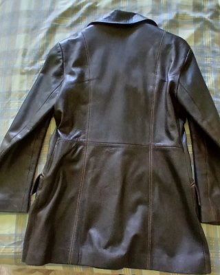 Chaqueta de piel marrón entallada