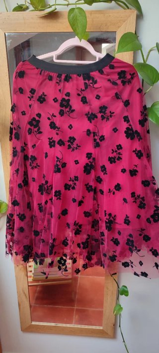 Falda tul rosa con flores negras
