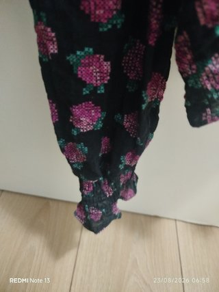 Camisa floral negra y rosa