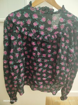 Camisa floral negra y rosa