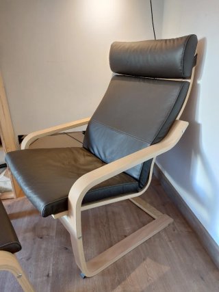 Sillón y reposapiés POÄNG IKEA