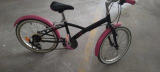 Bicicleta infantil rosa y negra
