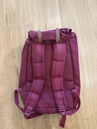 Mochila Herschel Burdeos con detalles marrones
