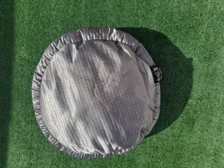 Cama para mascotas pequeña gris