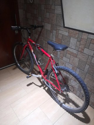 Bicicleta de montaña roja