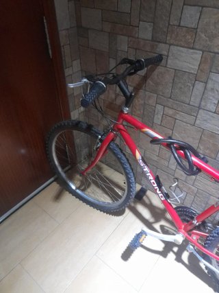 Bicicleta de montaña roja
