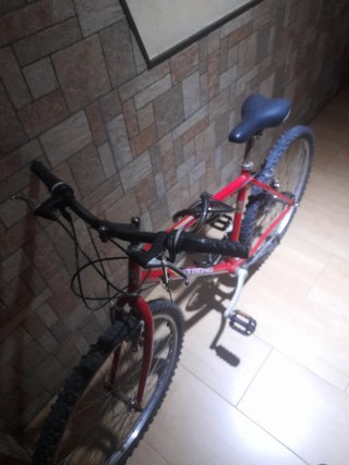 Bicicleta de montaña roja