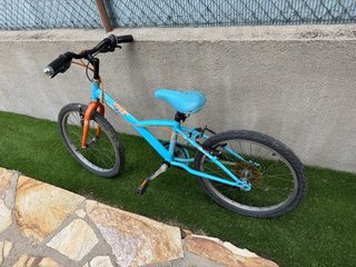 Bicicleta infantil azul y naranja