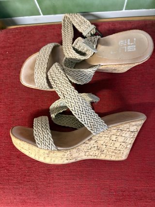 Sandalias Beguer cuña beige talla 38