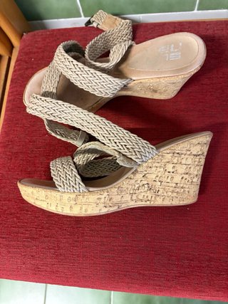 Sandalias Beguer cuña beige talla 38