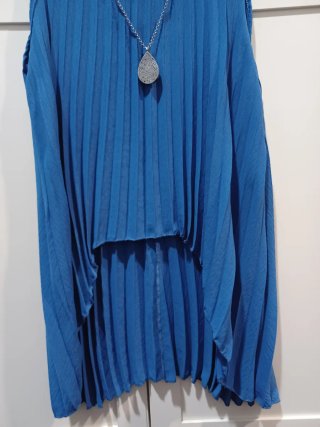 Blusa plisada irregular azul talla única