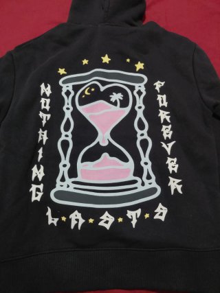 Sudadera negra con capucha y estampado