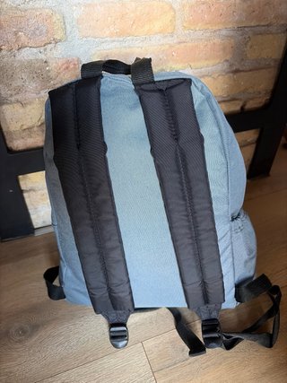 Mochila Eastpak gris