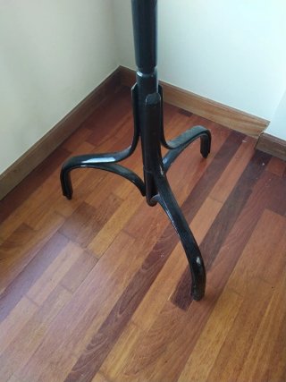 Perchero de madera negro