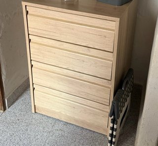 Cómoda de madera con 4 cajones