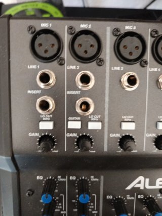 Mesa de mezclas Alesis Multimix 8 USB FX