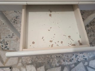 Mesa blanca para cocina o comedor.