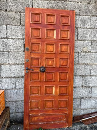 Puerta madera maciza con pomo y cerrojo