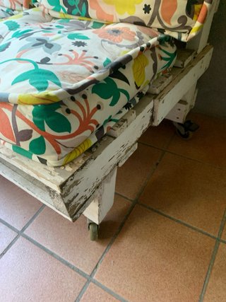Sillón de palets con ruedas y cojines