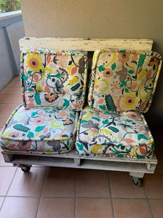 Sillón de palets con ruedas y cojines