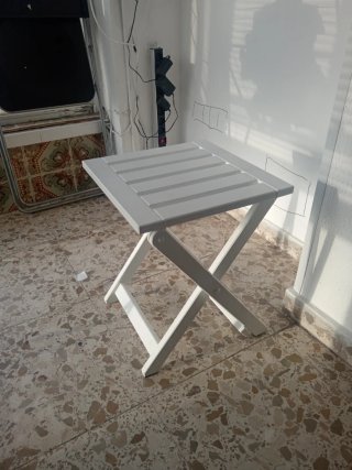 Taburete plegable de madera gris