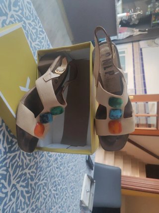 Sandalias de piel con pedrería Talla 41