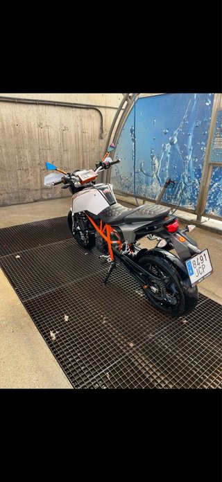 KTM 690 Duke Naked Blanca y Naranja