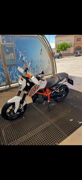 KTM 690 Duke Naked Blanca y Naranja