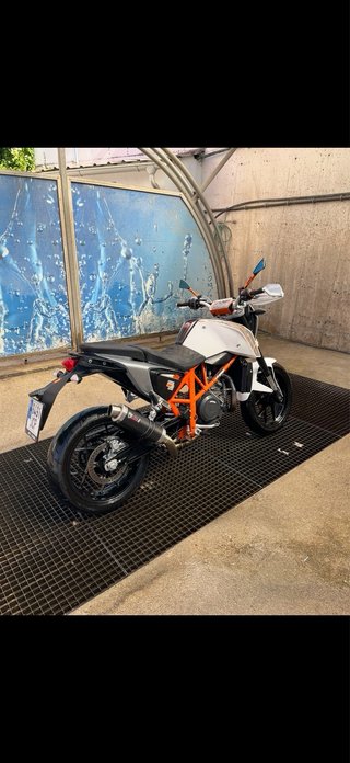 KTM 690 Duke Naked Blanca y Naranja